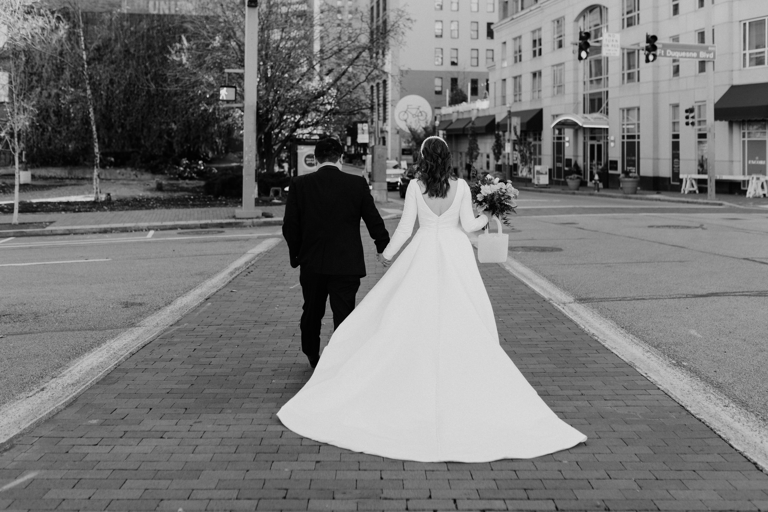 bride and groom in the city 